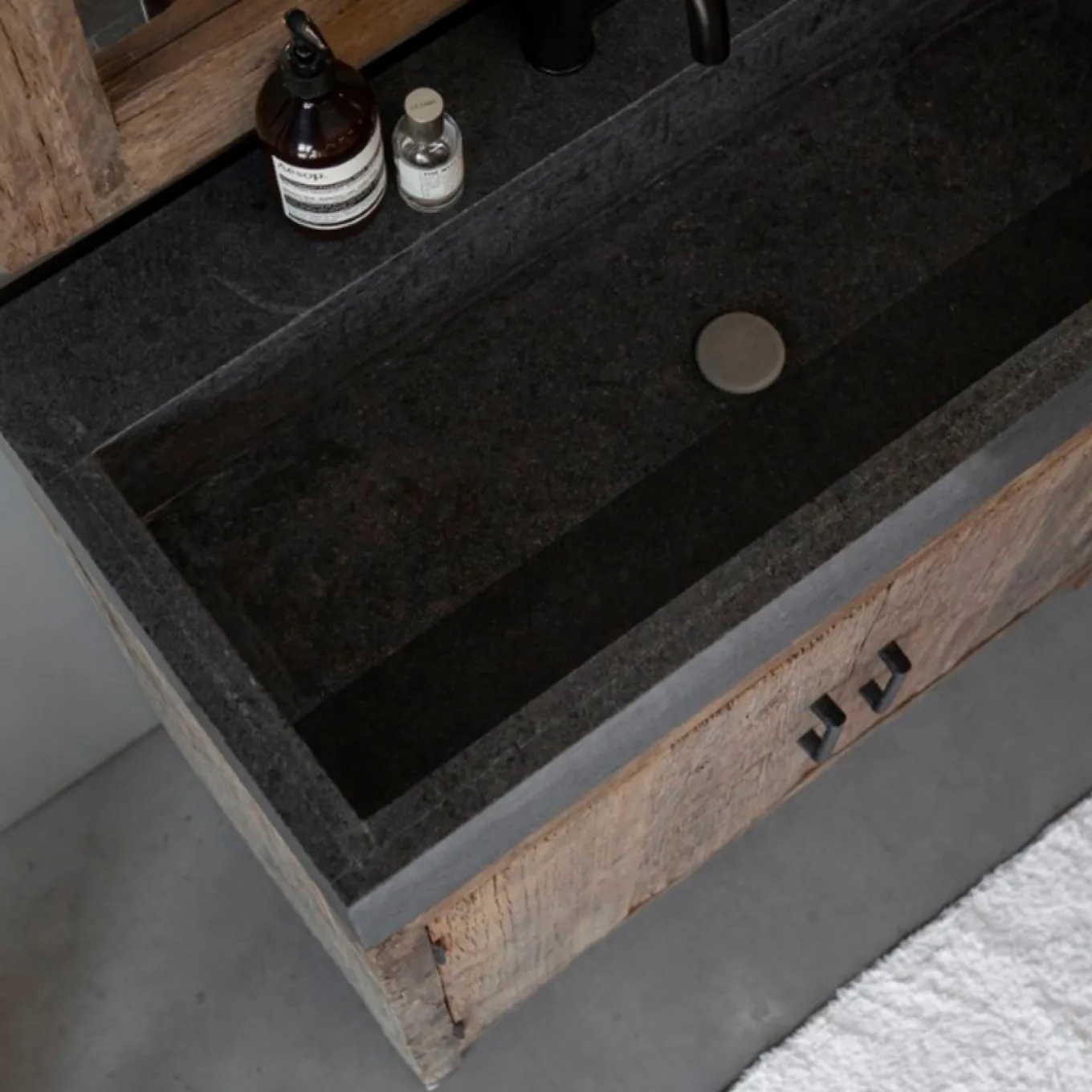 Badschrank mit Waschbecken