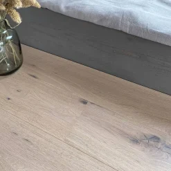 Eiche Landhausdiele rustikal astig gebürstet weiß geölt