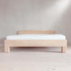 Massivholzbett Eiche Baumkante