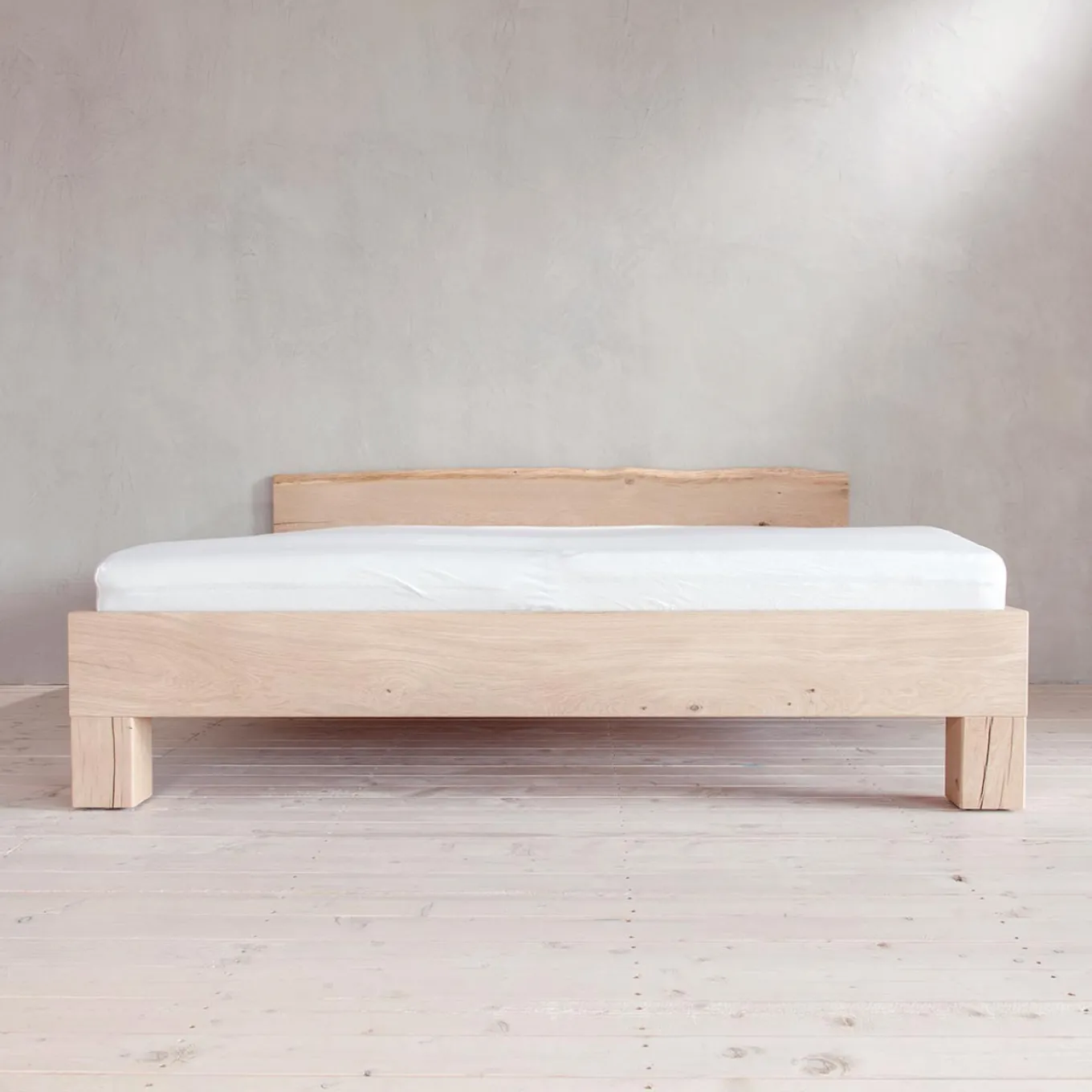 Massivholzbett Eiche Baumkante