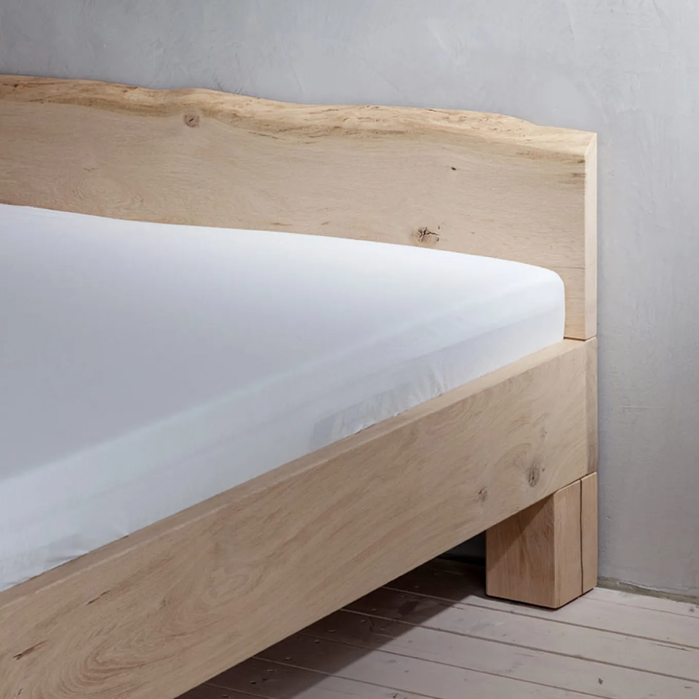 Massivholzbett Eiche Baumkante