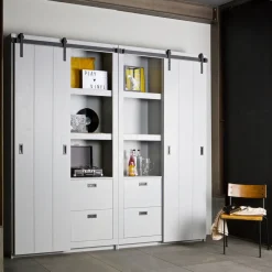 Schrank mit Schiebetor