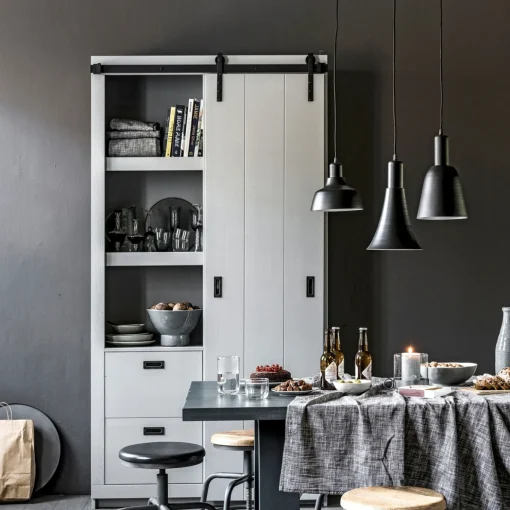Schrank mit Schiebetor