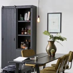 Schrank mit Schiebetor