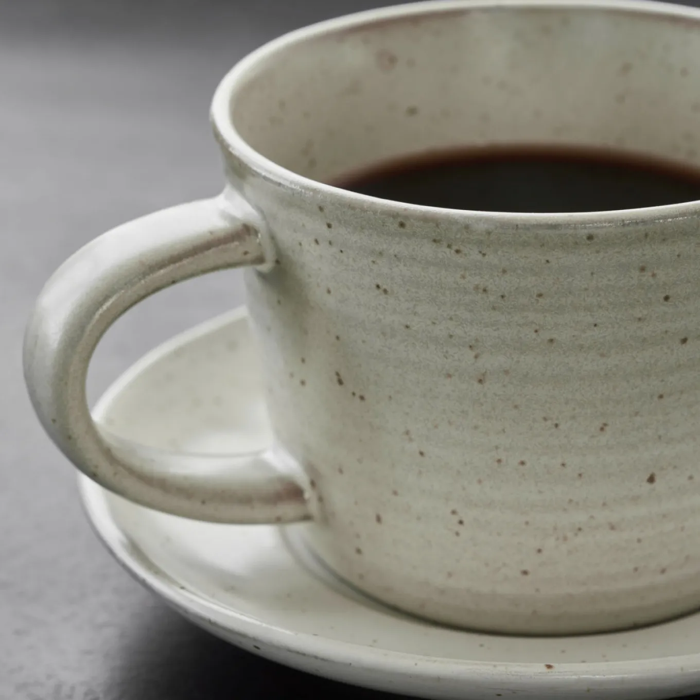 Tasse Steingut mit Unterteller